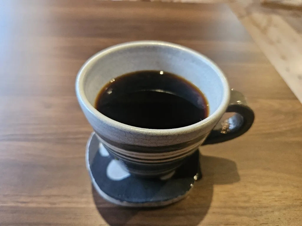 陶器のカップに注がれたブレンドコーヒー