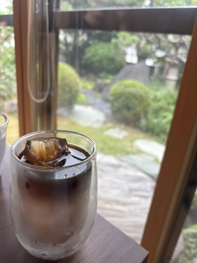 庭を望む窓辺に置かれたアイスコーヒー