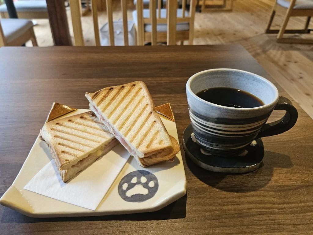 ホットサンドとコーヒーが並ぶテーブル