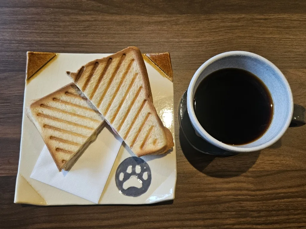 焼き目のついたホットサンドとコーヒー