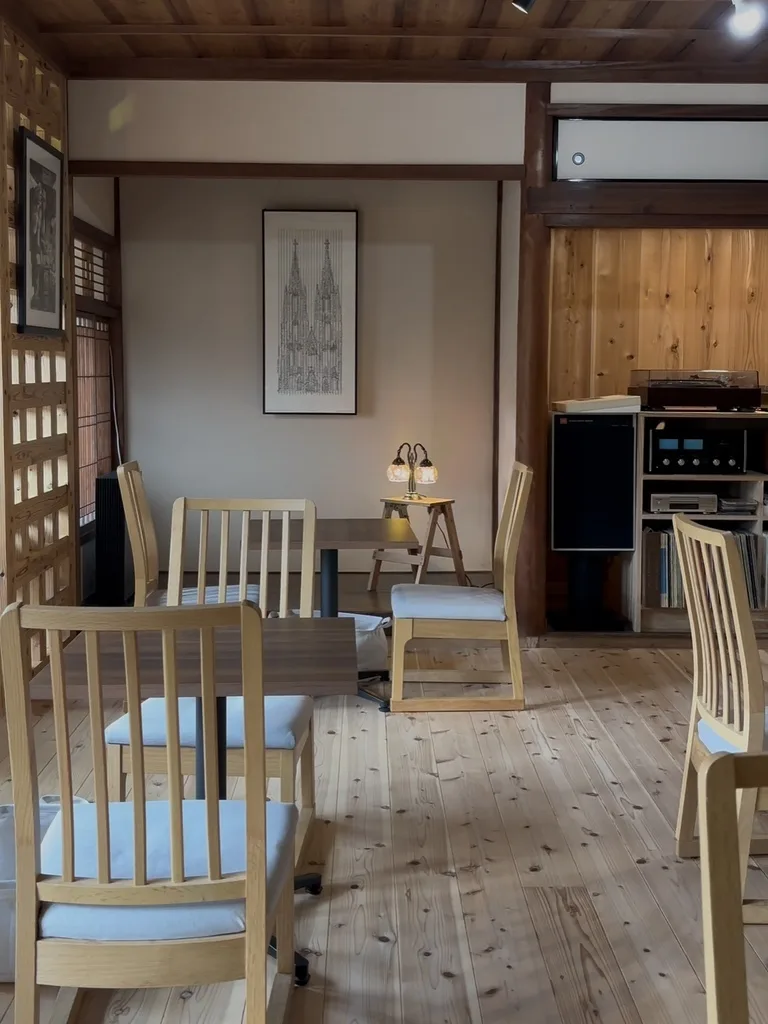 オーディオとレコードが並ぶ店内の客席