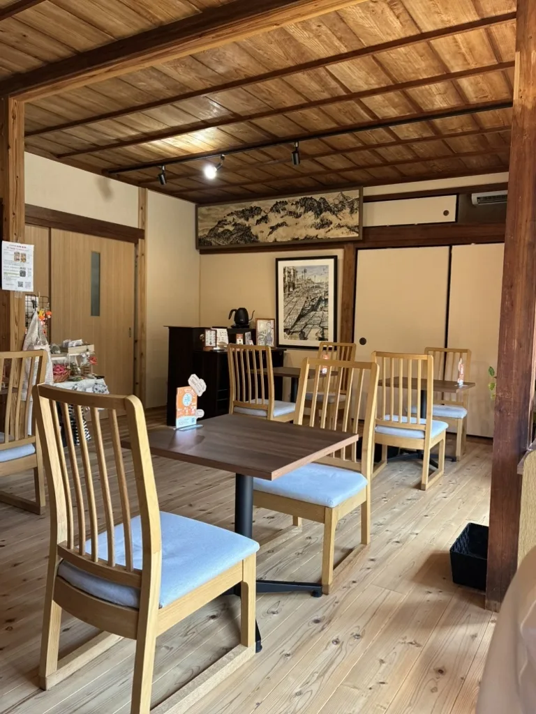 天井の高い和室を使った客席