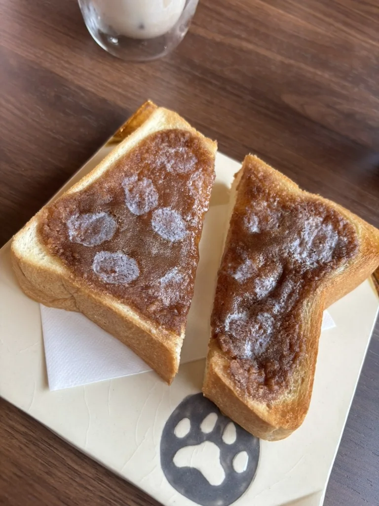 肉球の模様をあしらったトースト