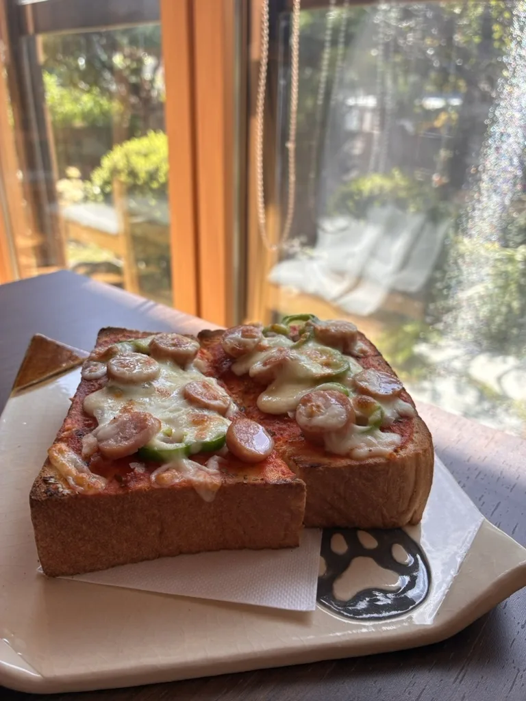 庭の見える窓辺に置かれたピザトースト