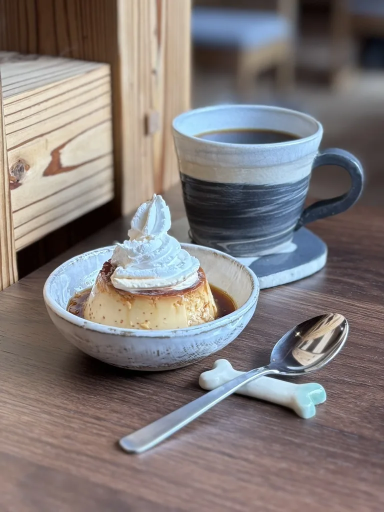 ホイップクリームをのせたプリンとコーヒー